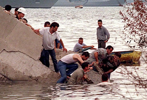 15 yıl önce Türkiye'yi yasa boğan faciadan kareler 14