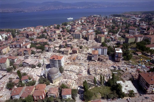 15 yıl önce Türkiye'yi yasa boğan faciadan kareler 31