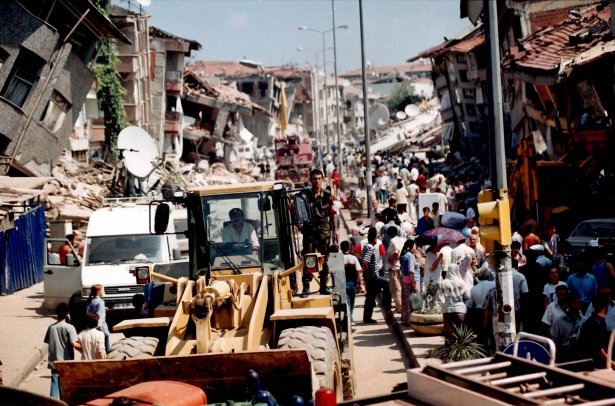 15 yıl önce Türkiye'yi yasa boğan faciadan kareler 32