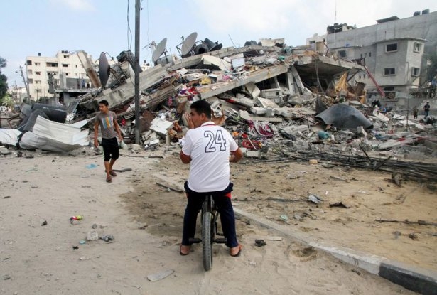İsrail'in roketleri Gazze'ye yağıyor 33