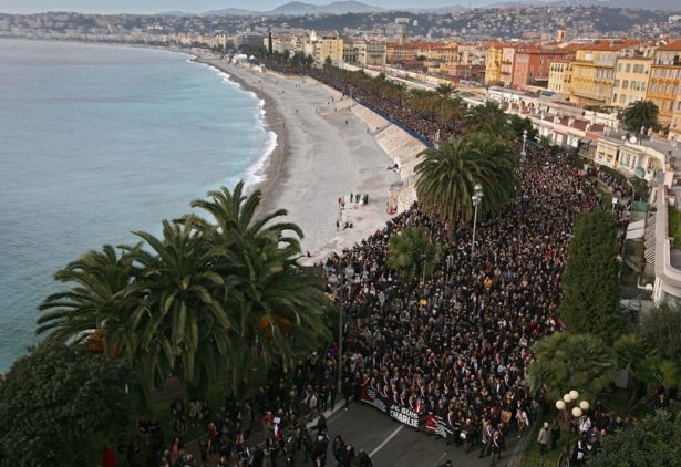 Fransa'da yüz binler sokaklarda 10