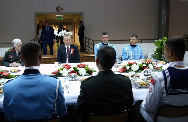 Erdoğan askerlerle iftar yaptı 4