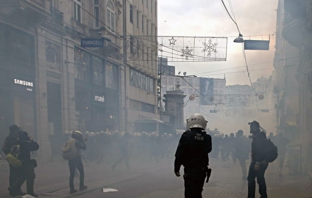 Taksim'de göstericiler polis müdahalesi 21