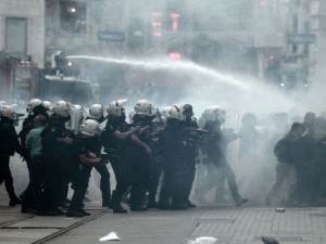 Taksim'de göstericiler polis müdahalesi