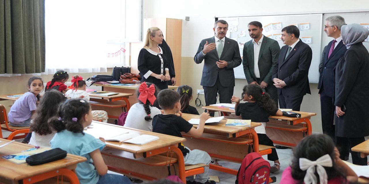 Milli Eğitim Bakanı Tekin, Türkiye'ye getirilen Gazzeli öğrencileri ziyaret etti