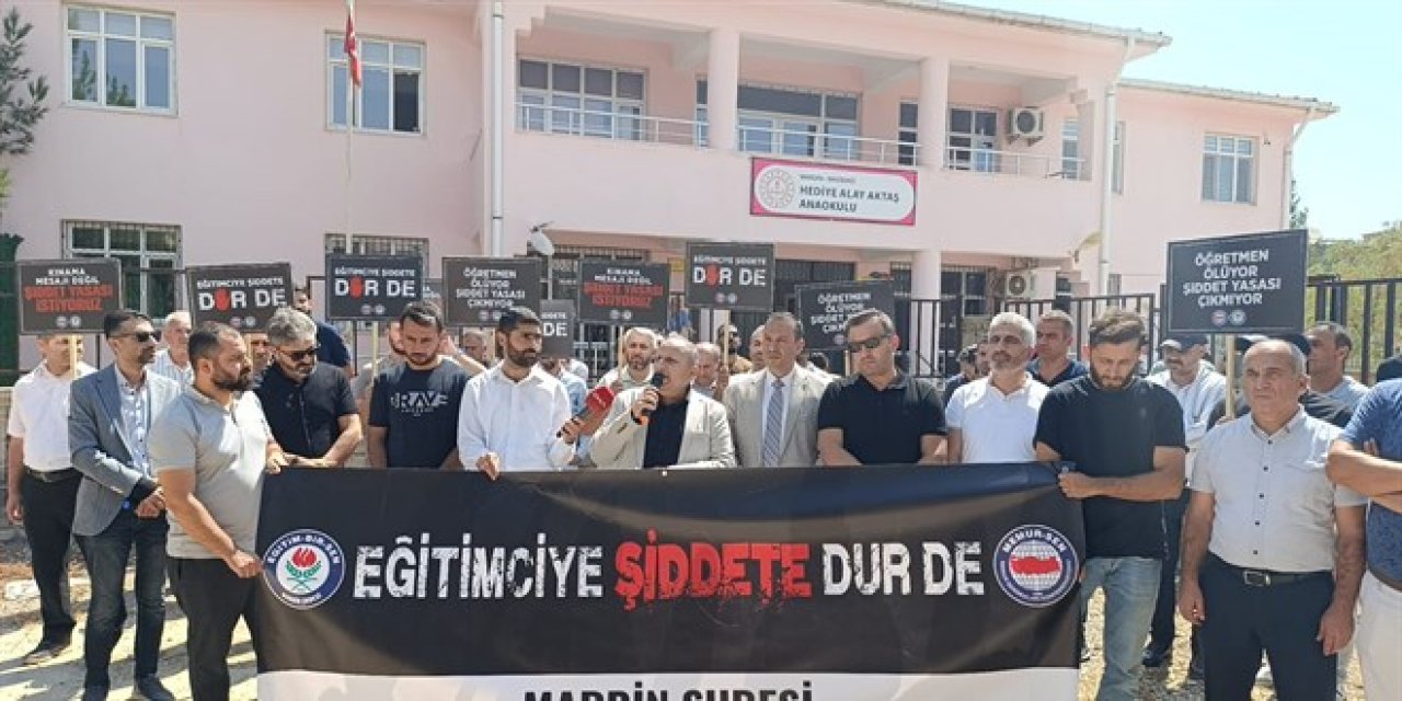 Nöbetçi öğretmen ile veli okul bahçesinde birbirine girdi