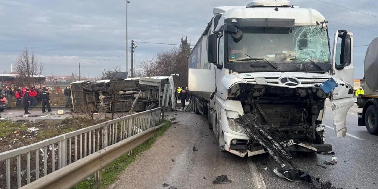 Öğrenci servisi tırla çarpıştı: 8'i ağır 26 yaralı