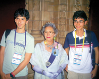 Türk öğrenciler ödülünü Kraliçe'nin elinden aldı