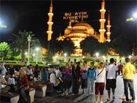 Sultanahmet'te iftar bir başka VİDEO