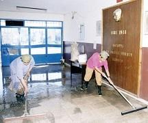Okulları veliler temizletiyor