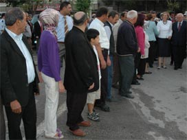 Bakan vatandaşlarla birlikte kuyrukta