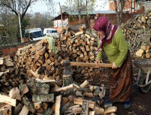 Aile nafakası için günde 3 ton odun kırıyor