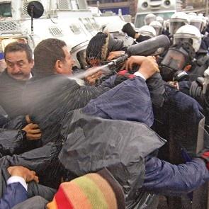 Polis doğrudan milletvekilinin yüzüne sıktı