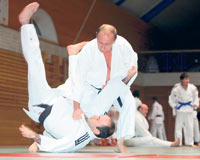 Önüne geleni devirip, millî takıma judo dersi verdi