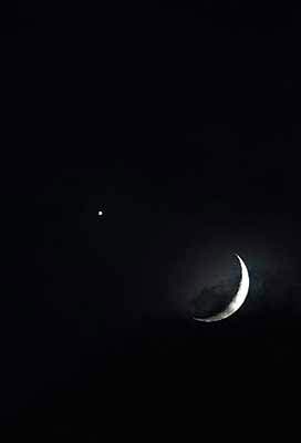 Gökyüzünde ay ile yıldızın duygulandıran buluşması