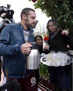 Kerem Kılıçdaroğlu çay servisi yaptı
