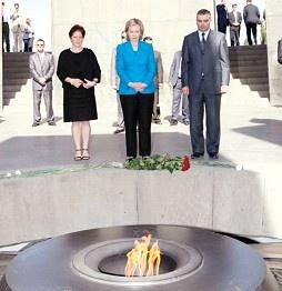 Clinton Sözde Soykırım Anıtına gitti