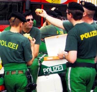 Alman polisine her öğün diş fırçalatıyor
