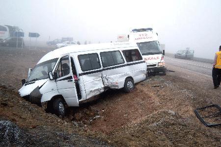 Kırıkkalede ilköğretim öğrencilerini taşıyan servis devrildi.