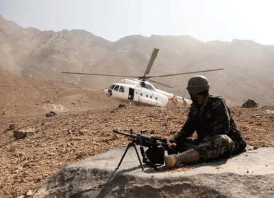 Taliban eskortu NATO askerleri