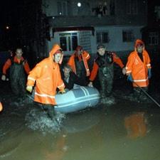 Türkiye'de 3 büyük kent sele teslim oldu: 1 ölü