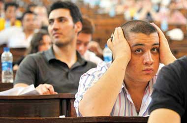 Aşırı sınav stresi, öğrencilerde boyun ağrılarına sebep oluyor
