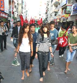 Liseli Gençler Çıplak Ayakla Yürüyerek Okullardaki Kılık Kıyafet Yönetmeliğini Protesto Etti