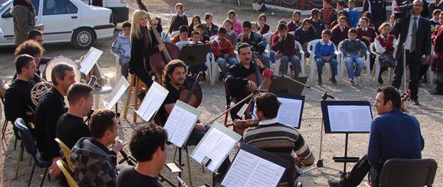 Köy okulunda senfoni konseri