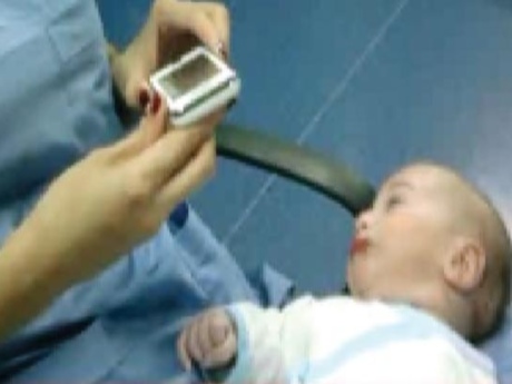 Olay hastanede bebeğe makyaj