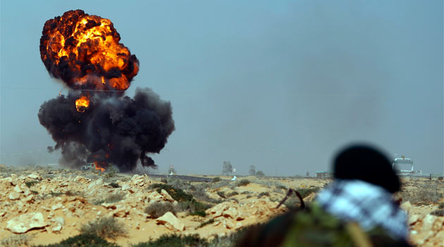 Libya uçakları, petrol tanklarını vurdu