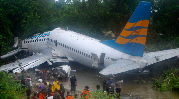 Endonezya'da düşen uçaktan kurtulan yok