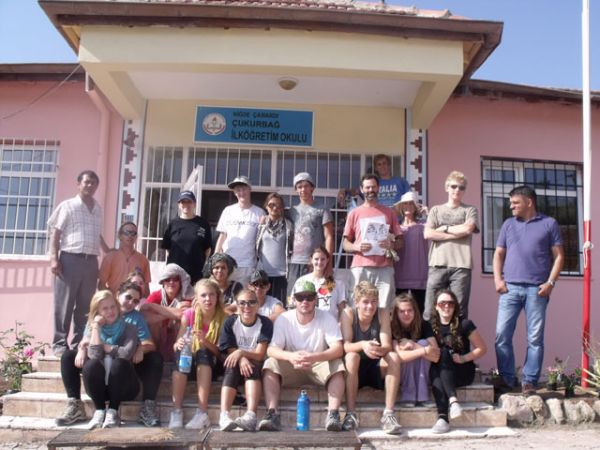 Köy okulu, yabancı öğrenciler tarafından onarıldı