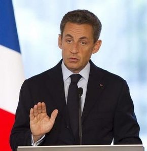 Sarkozy, "İran'a saldırabiliriz"