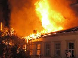 Okul çatısı alev alev yandı