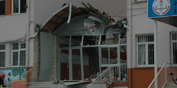 Fırtına ilkokulun çatısını uçurdu: 1 ölü, 7 yaralı