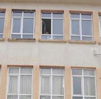 Sınıfın penceresinden atlayarak intihar etti!