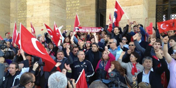 Bakan Avcı'ya Anıtkabir'de protesto