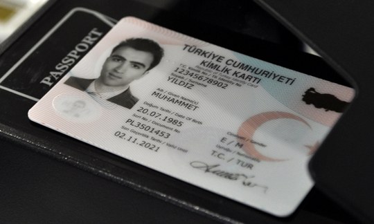 Yeni kimlik kartlarıyla sürücü belgeleri seneye kullanımda