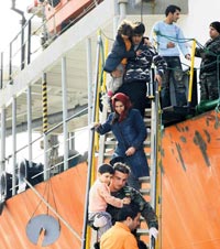 Göçmenler, Eşek Adası'nı yağmaladı