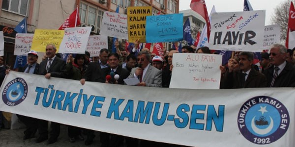 Türkiye Kamu-Sen üyeleri, MEB tasarısını protesto etti.