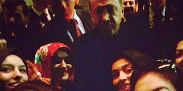 Başbakan Erdoğan'dan öğrencilerle selfie