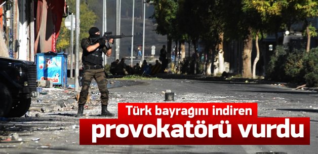 Türk bayrağını indiren provokatörü vurdu!