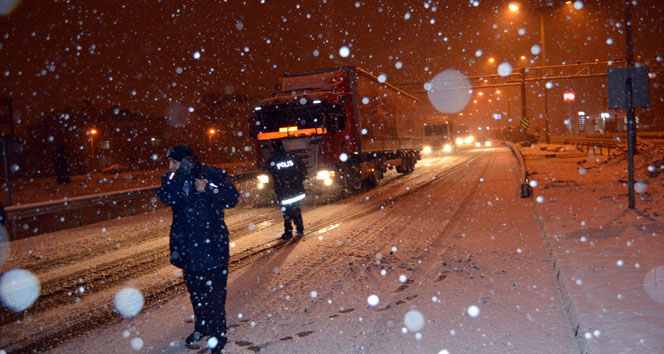 Afyonkarahisar-İzmir karayolu ulaşıma kapandı