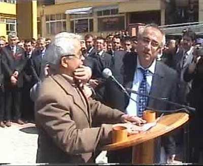 AKP aleyhine şiir okuyan adamın ağzını eliyle kapattı...
