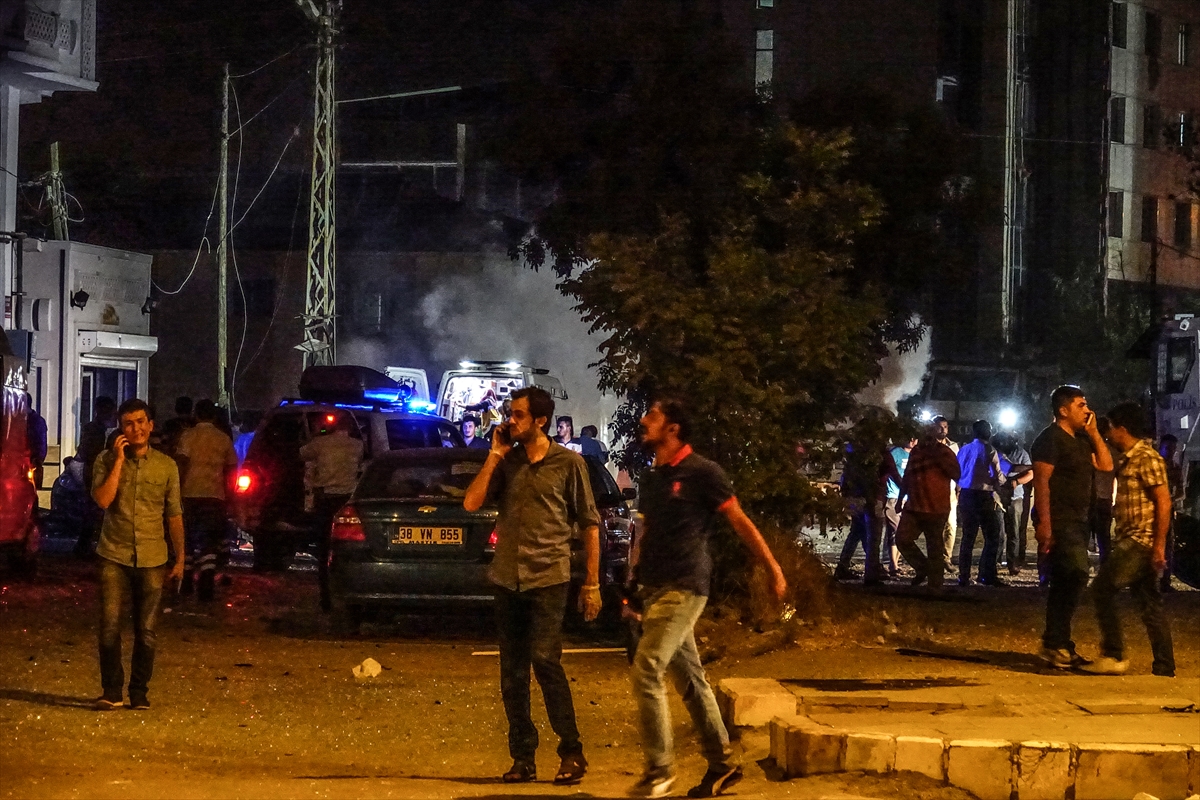 Van'da bombalı saldırı: 3 şehit 73 yaralı