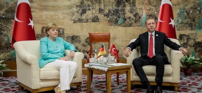 Merkel Erdoğan'ın önünde diz çöktü