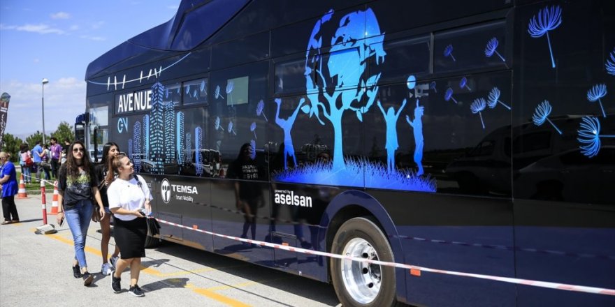 Türkiye'nin ilk 'hızlı şarj' özellikli otobüsü Hacettepe'de öğrencilerle buluştu