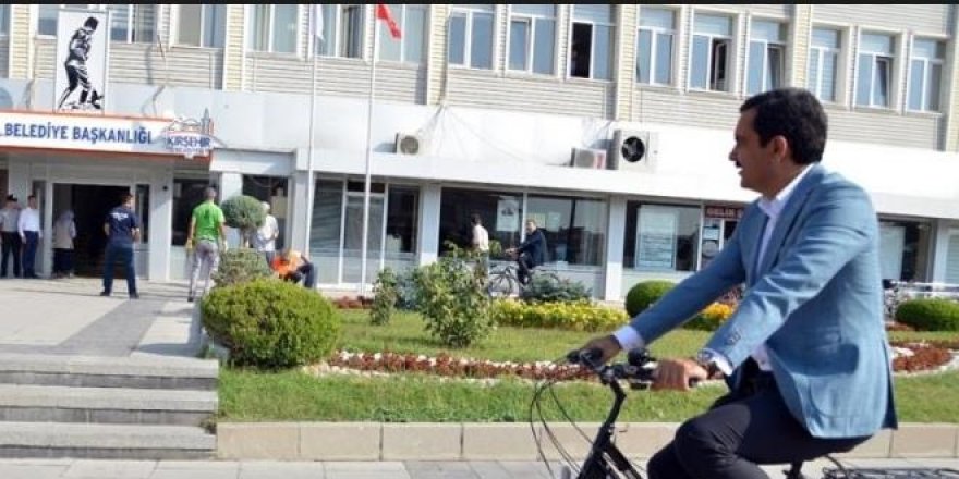 Belediye Başkanı makam aracı yerine bisiklet kullanıyor