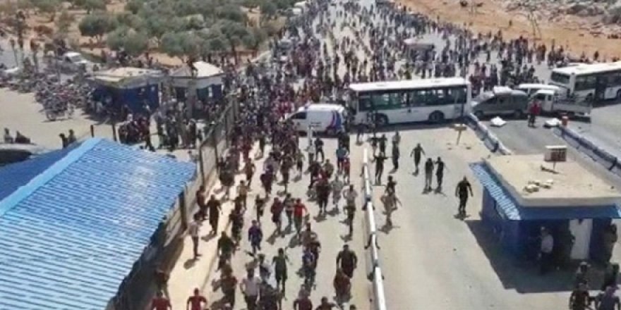 Binlerce Suriyeli Türkiye sınırında