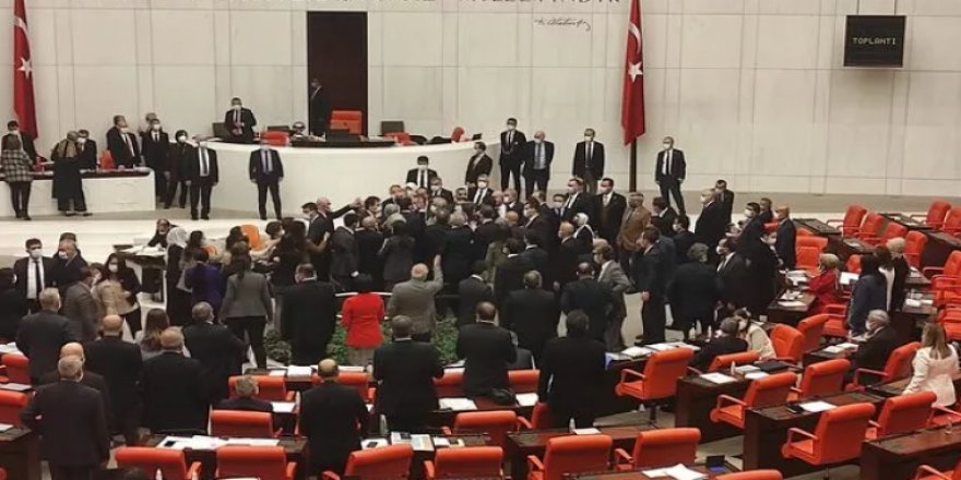 HDP ve AK Parti milletvekilleri birbirlerinin üzerine yürüdü
